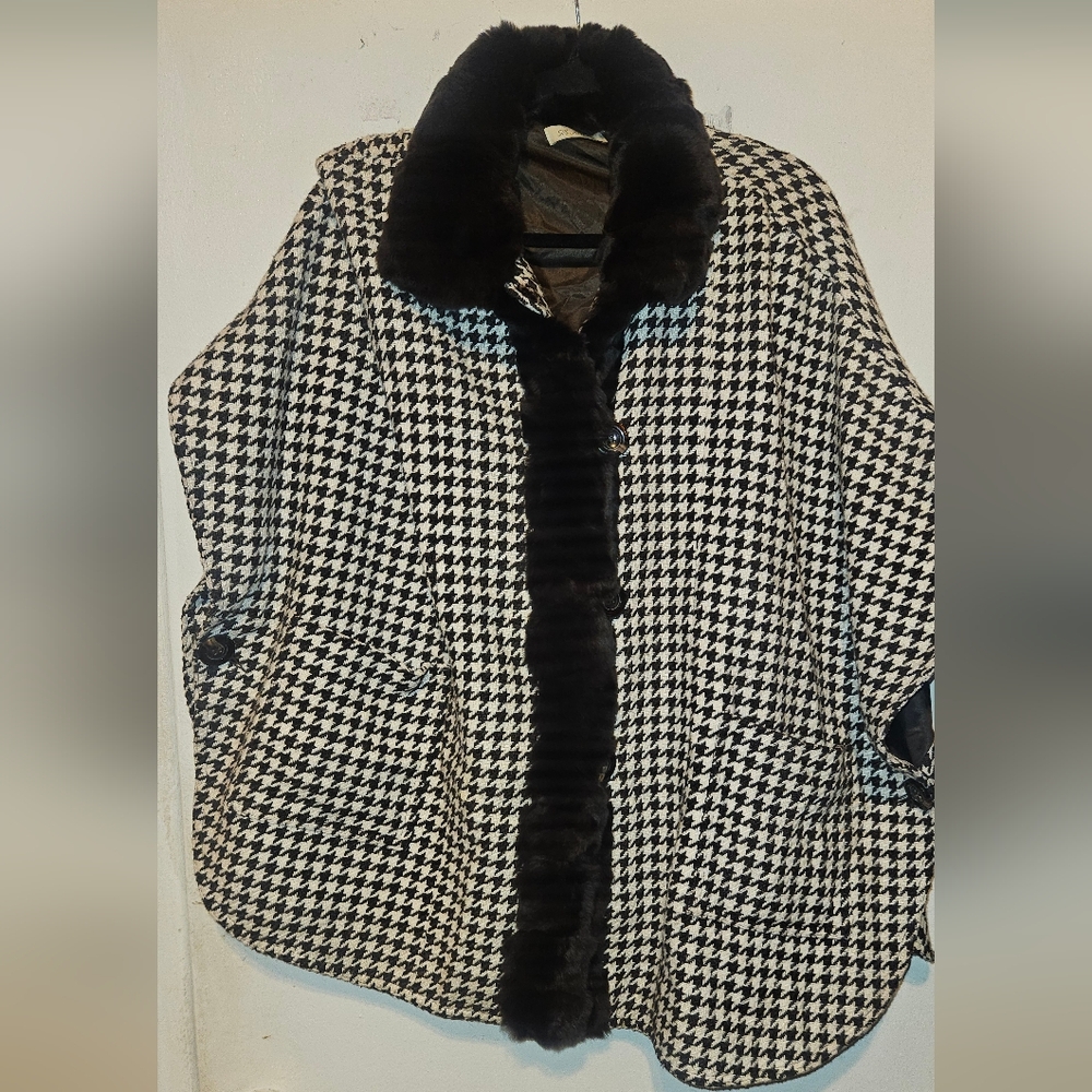 New La Fiorentina Black and White Houndstooth Cape